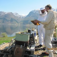 Alf Helge viser yngelramme til Svein Helge Ovrid på Djønno