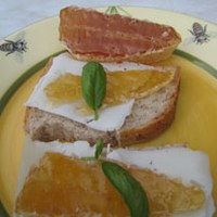 Skiver av tavlehonning (lyng) på kvit geitost