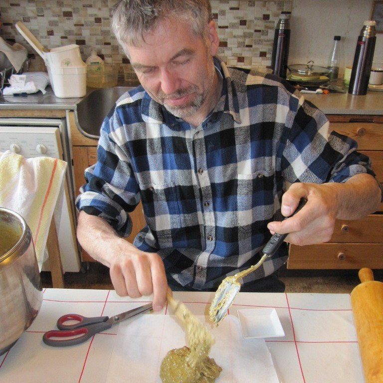 Ein porsjon eigen pollen/honning til kjevling