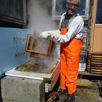 Her dypper eg bynter av rammer i arm kaustik soda for å løyse opp bivoksen.